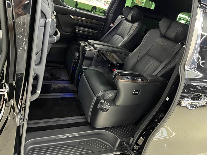 Фото 10 - Toyota Vellfire