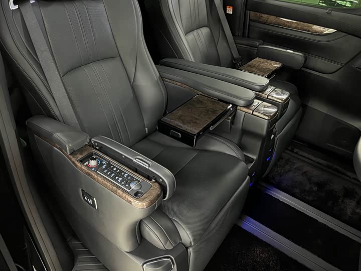 Фото 13 - Toyota Vellfire