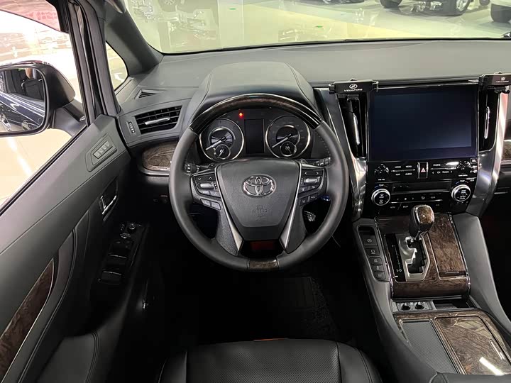 Фото 17 - Toyota Vellfire