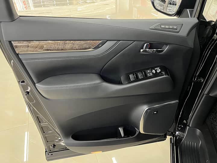 Фото 18 - Toyota Vellfire