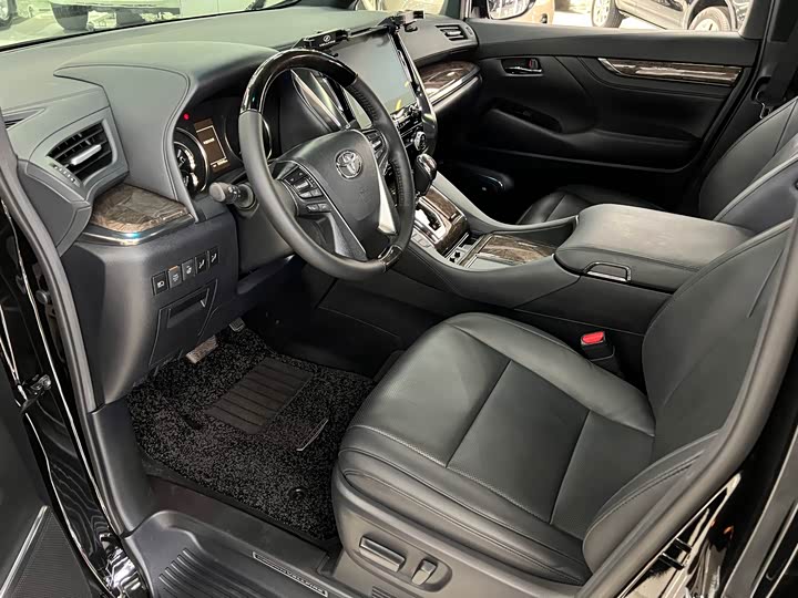 Фото 19 - Toyota Vellfire