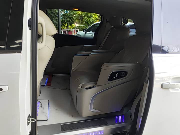 Фото 8 - Buick GL8 ES