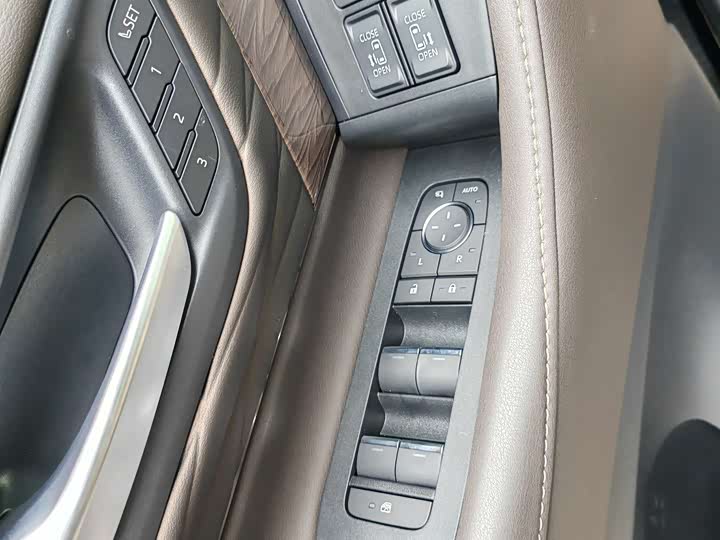 Photo 20 - Toyota Alphard