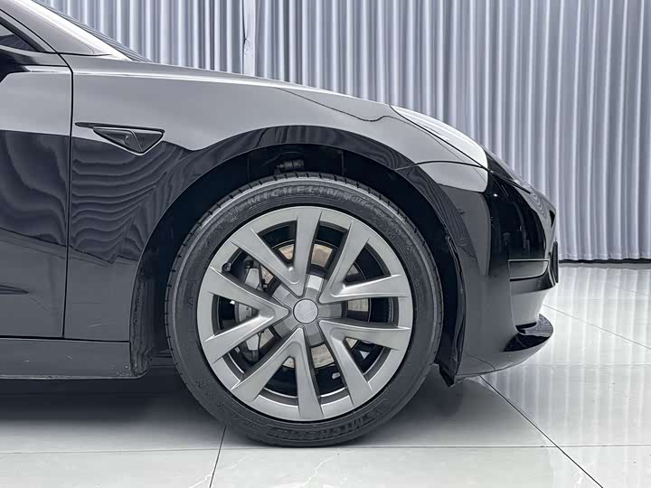 Фото 10 - Tesla Model 3