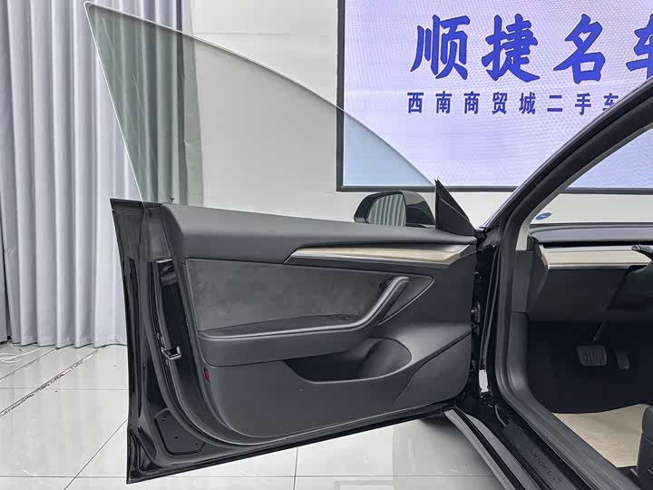 Фото 15 - Tesla Model 3