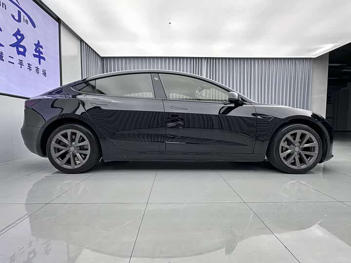 Фото 6 - Tesla Model 3