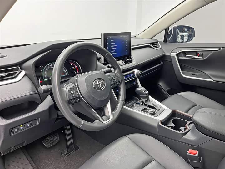 Фото 13 - Toyota RAV4