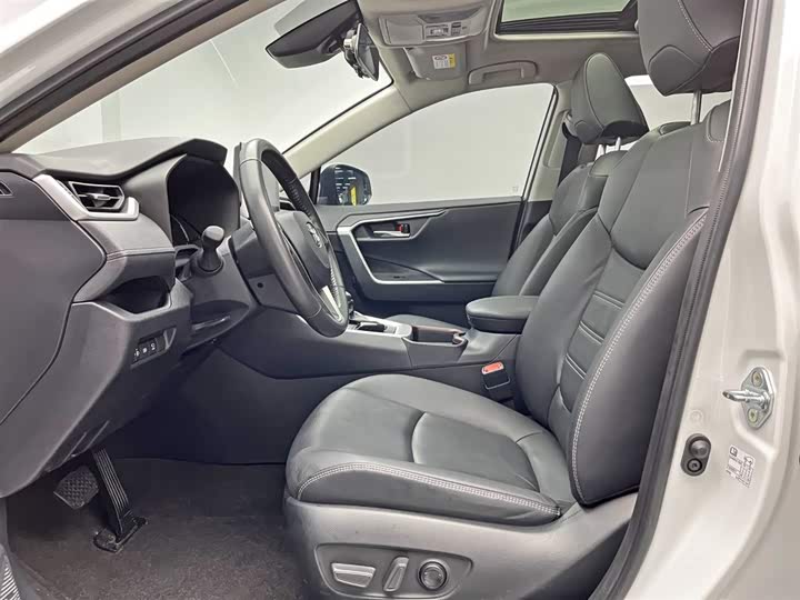 Фото 14 - Toyota RAV4