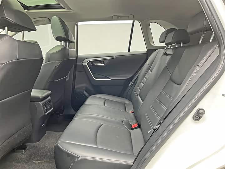 Фото 15 - Toyota RAV4