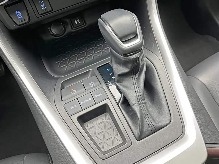 Фото 20 - Toyota RAV4