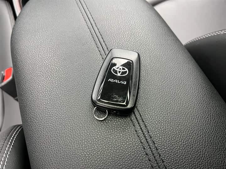 Фото 21 - Toyota RAV4