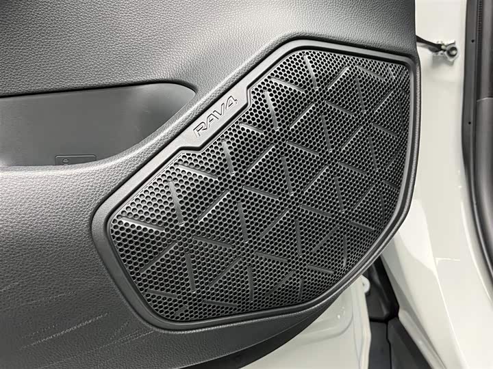 Фото 24 - Toyota RAV4