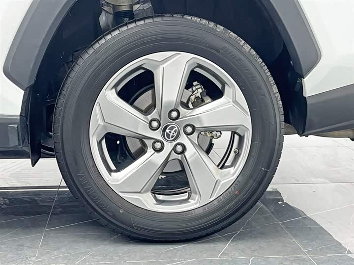 Фото 25 - Toyota RAV4