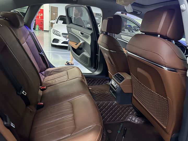 Фото 12 - Audi A6L