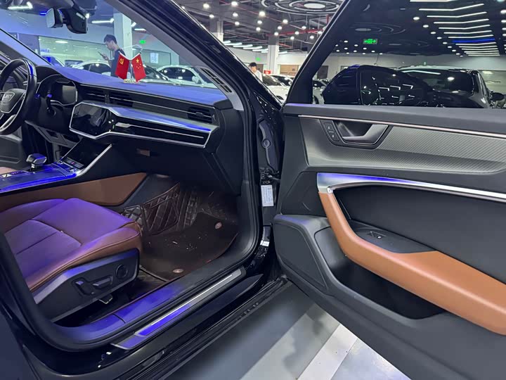 Фото 13 - Audi A6L