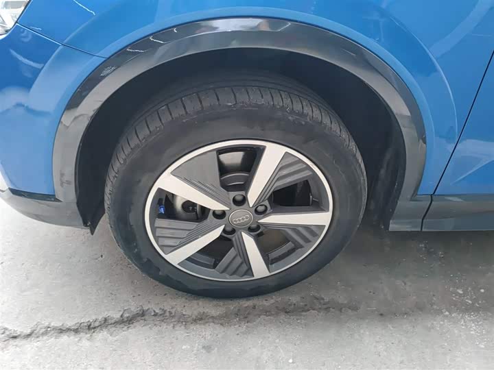 Фото 23 - Audi Q2L e-tron