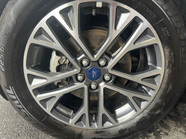 Фото 10 - Ford Escape