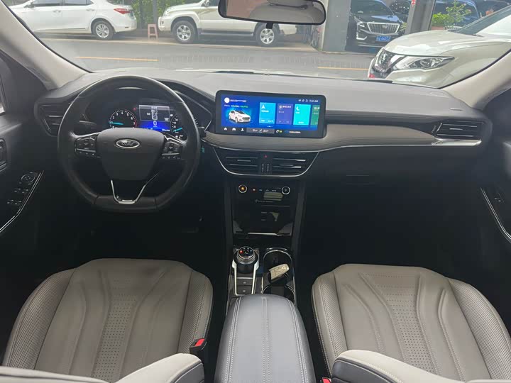 Фото 12 - Ford Escape