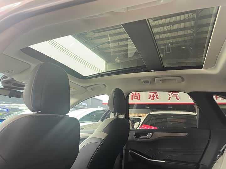 Фото 13 - Ford Escape