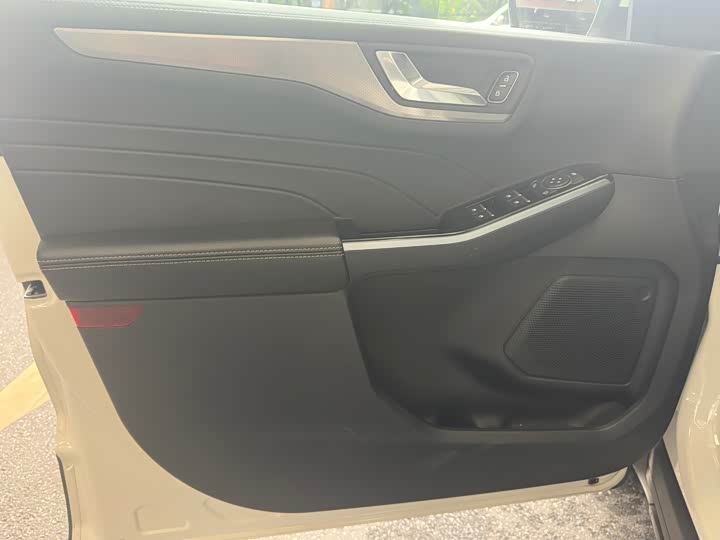 Фото 14 - Ford Escape