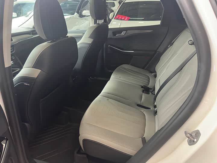 Фото 16 - Ford Escape