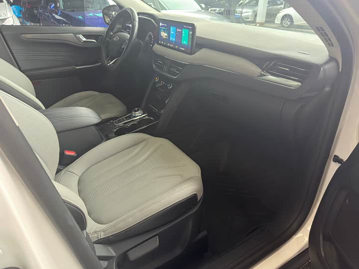 Фото 17 - Ford Escape