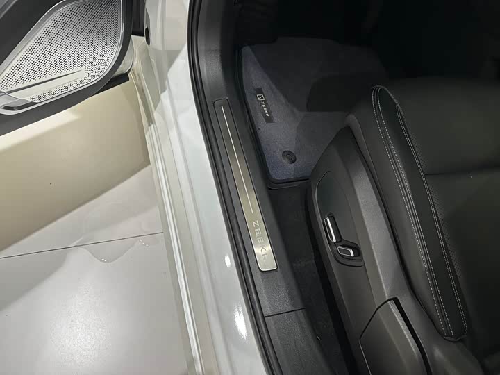 Фото 18 - Zeekr 001