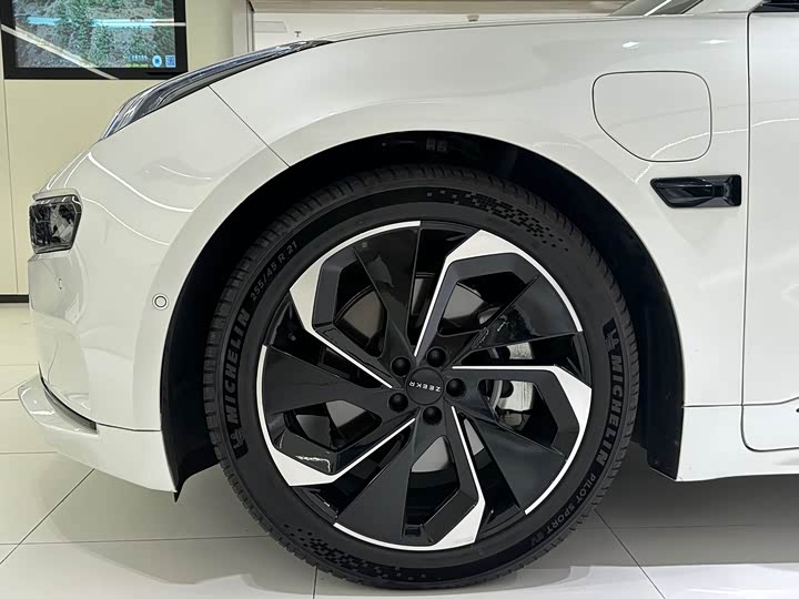 Фото 21 - Zeekr 001