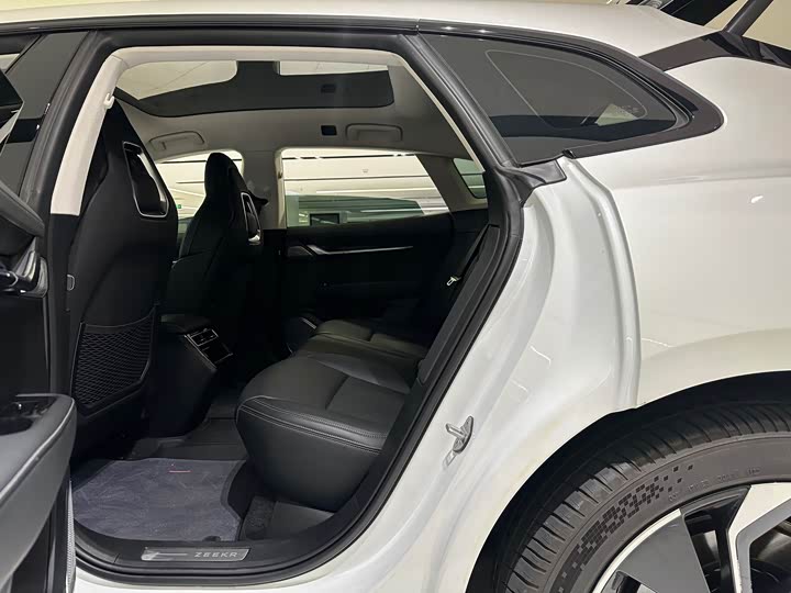 Фото 7 - Zeekr 001