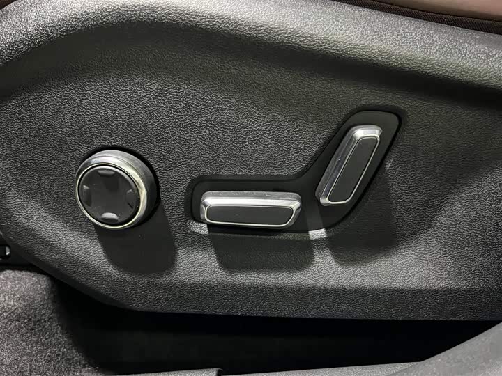 Фото 11 - Geely Monjaro