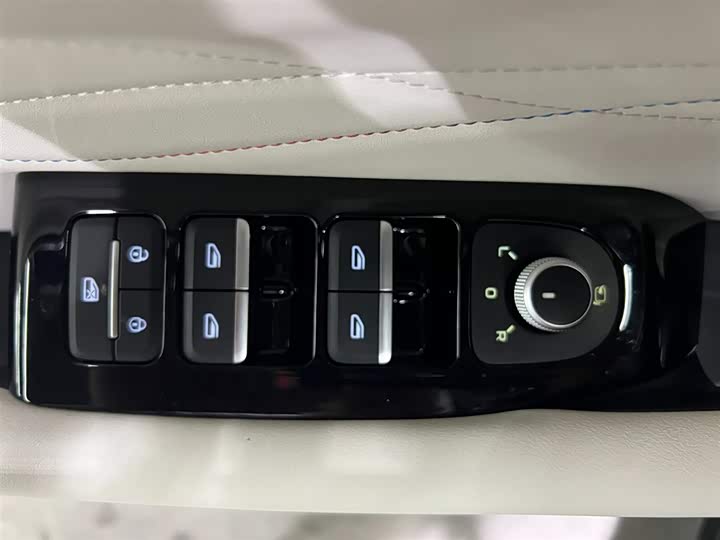 Фото 12 - Geely Monjaro