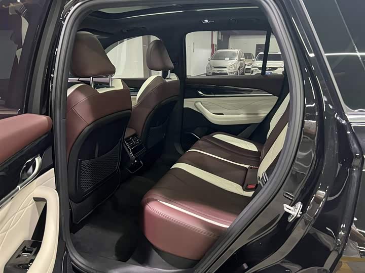 Фото 14 - Geely Monjaro