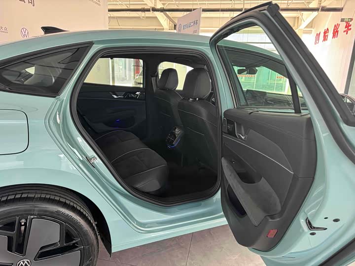 Фото 18 - Volkswagen Passat