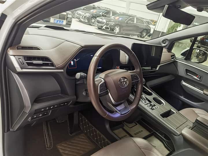 Фото 10 - Toyota Sienna