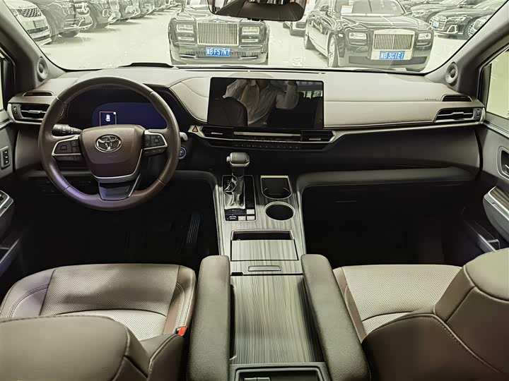 Фото 14 - Toyota Sienna