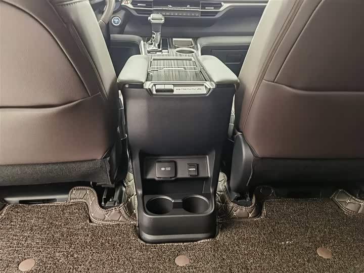 Фото 17 - Toyota Sienna