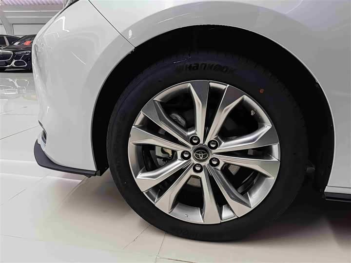 Фото 7 - Toyota Sienna