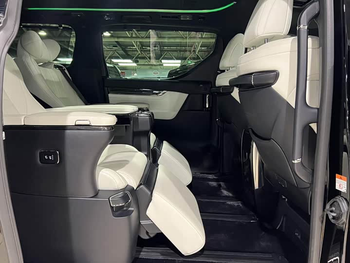 Фото 11 - Lexus LM