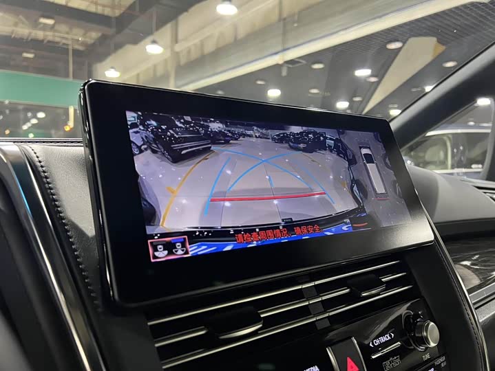 Фото 16 - Lexus LM