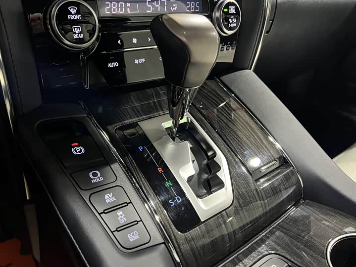 Фото 17 - Lexus LM