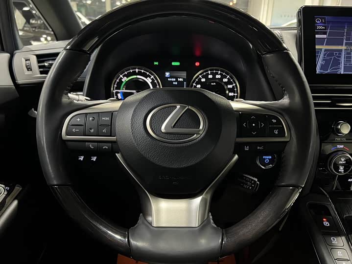 Фото 18 - Lexus LM