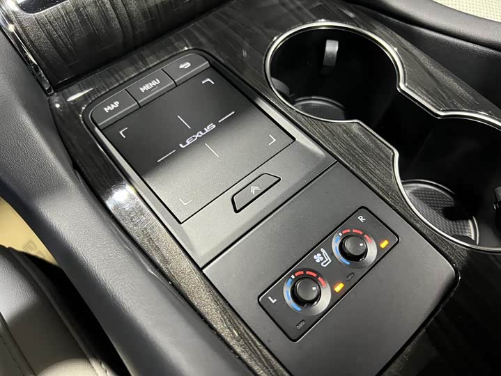 Фото 19 - Lexus LM