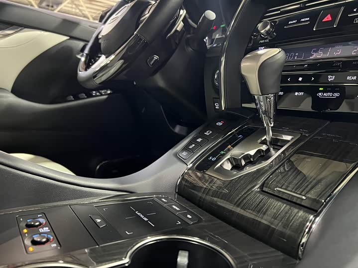 Фото 20 - Lexus LM