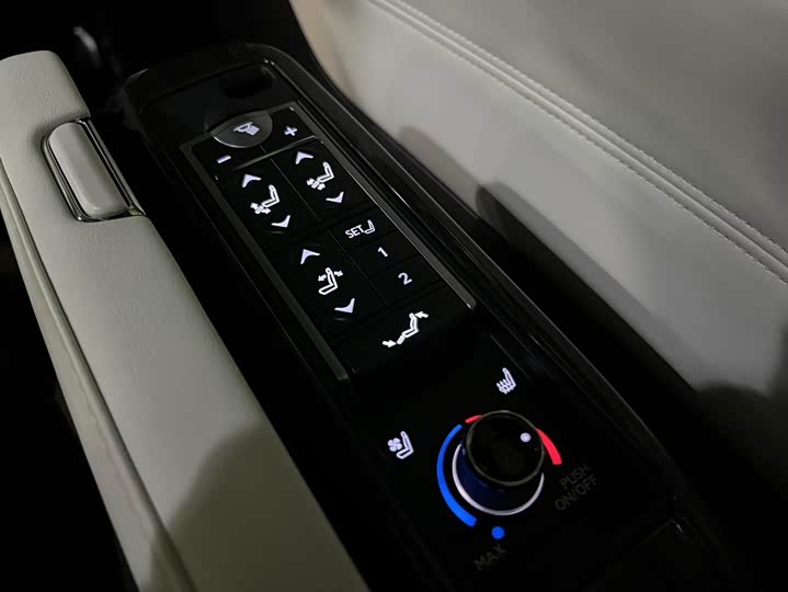 Фото 23 - Lexus LM