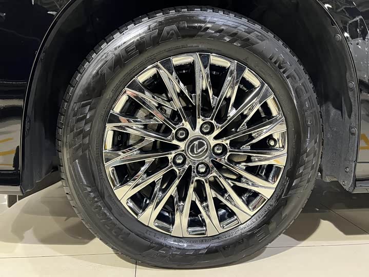 Фото 26 - Lexus LM