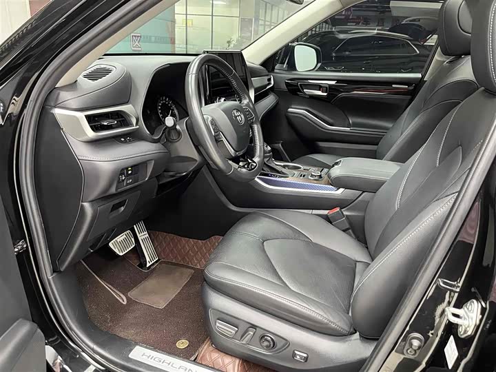 Фото 11 - Toyota Highlander