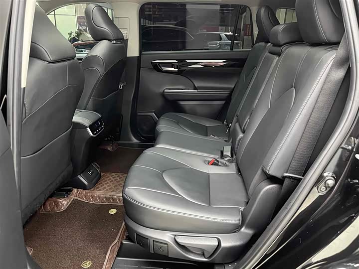 Фото 14 - Toyota Highlander