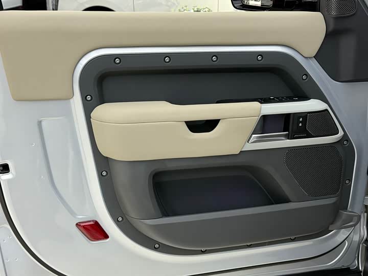 Фото 9 - Land Rover Defender