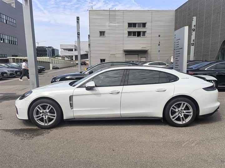 Фото 2 - Porsche Panamera