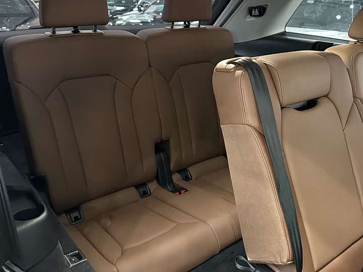 Фото 16 - Audi Q7